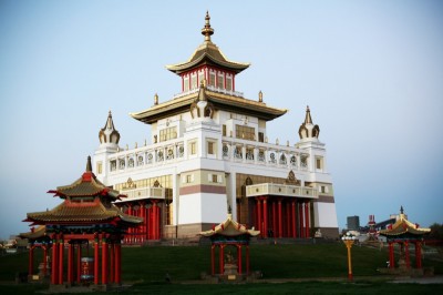 Степь, тюльпаны, храмы, ветряки
