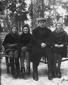 Дина Баранова с отцом и подругами. 1940 год
