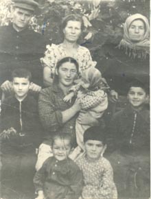 Семья Моллаевых после возвращения из<br/> депортации. Во втором ряду крайний<br/> слева – Салих. В верхнем ряду<br/> в центре – К.В. Тимофеенко