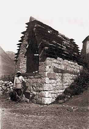 Точиев Бунхо у родового склепа в с.Мецхал, горная<br>Ингушетия. Фото 1926 года.