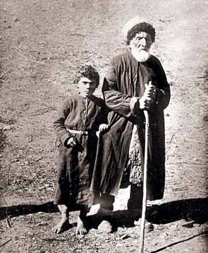 Элмарз-хаджи Хаутиев с праправнучкой-поводырем.<br>Фотография начала 1920-х гг.