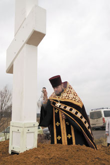 отец Антоний освящает Поклонный крест