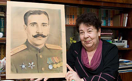 Тамара Батурина с портретом своего брата Афанасия