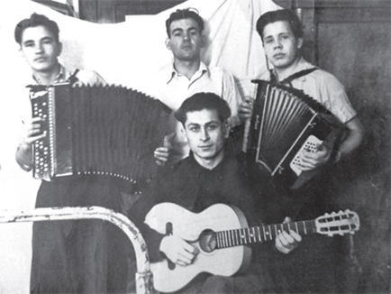 Бембулат Богатырев (с гитарой) в общежитии Омского сельскохозяйственного<br/> института. 50-е годы