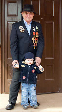 Баматгирей Келигов с внуком